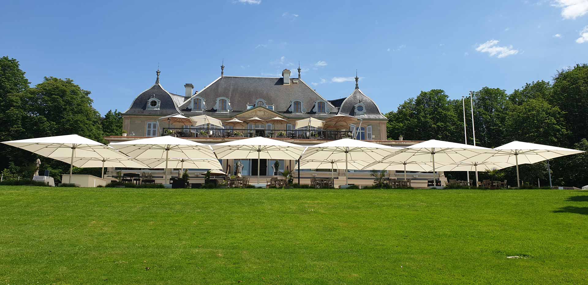 Espace étendu protégé par plusieurs parasols