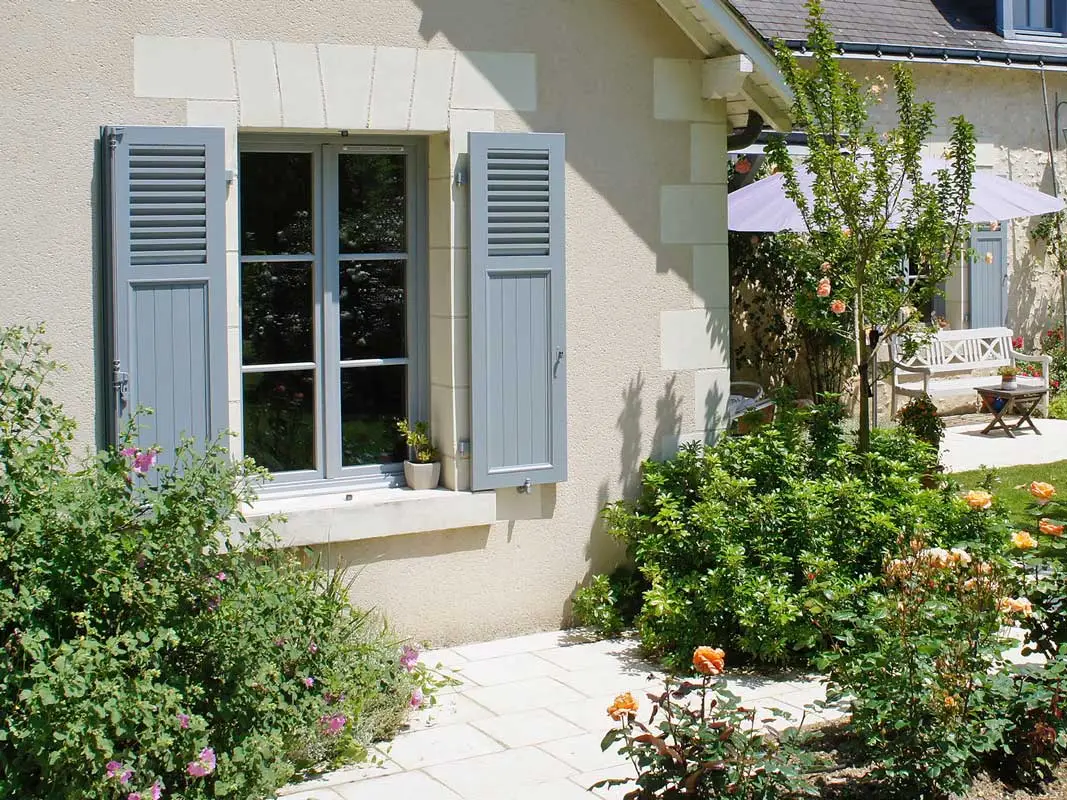 Fenêtre avec store à mi-hauteur